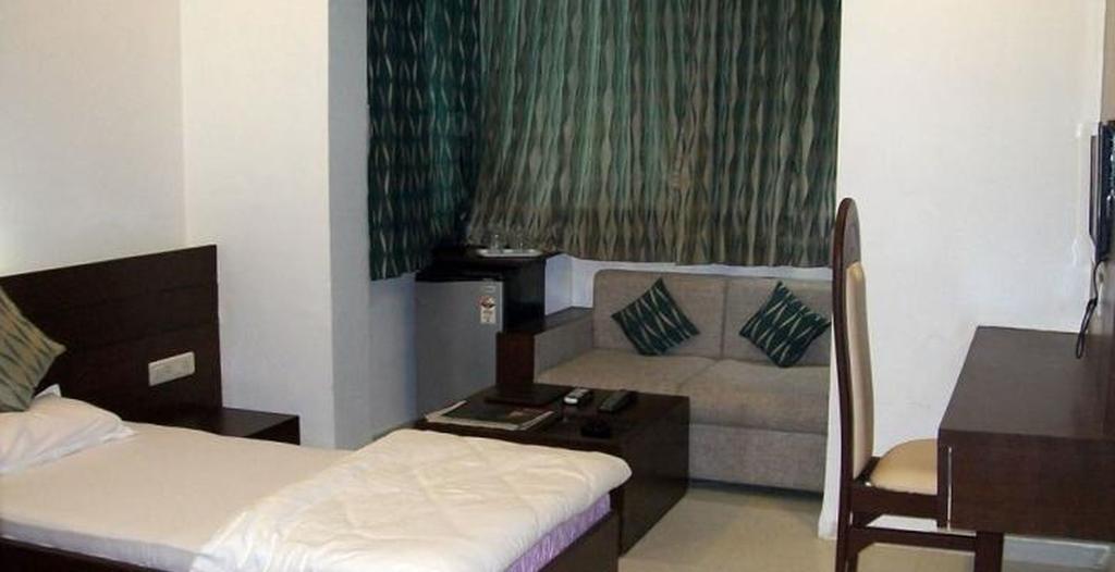 Hotel Palm View Residency Вадодара Экстерьер фото