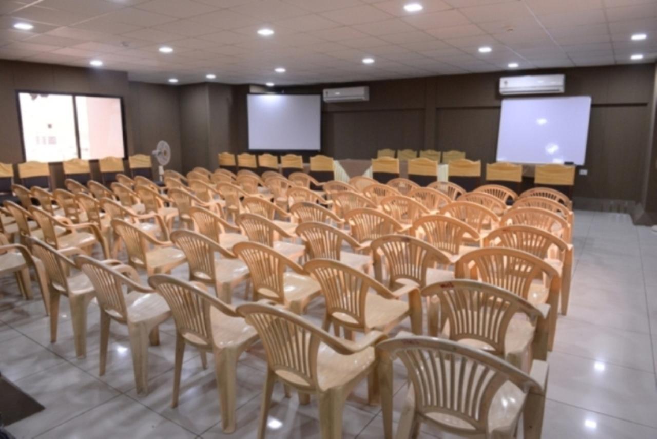 Hotel Palm View Residency Вадодара Экстерьер фото